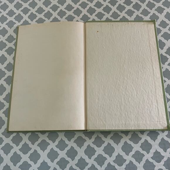 Vintage 1983 It's Me Hippo! Hardcover Book Pre-Loved - Picture 6 of 6